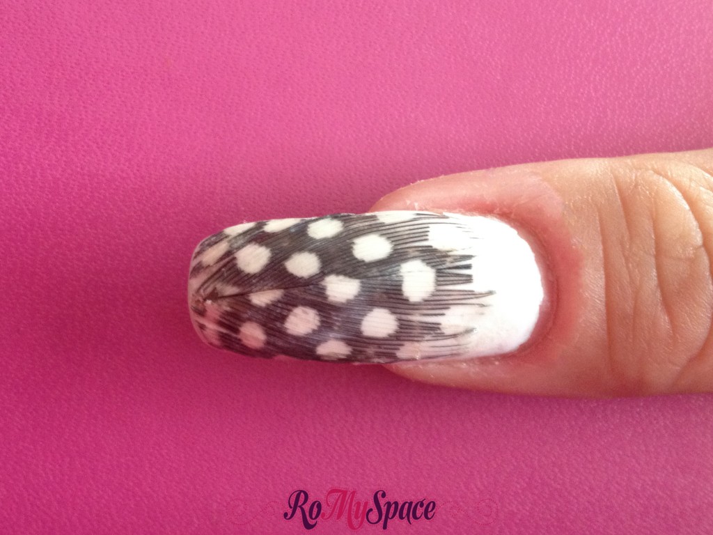 nailart nails unghie polish smalto decorazione romyspace piuma piume bianco nero white black plume feather finale copia