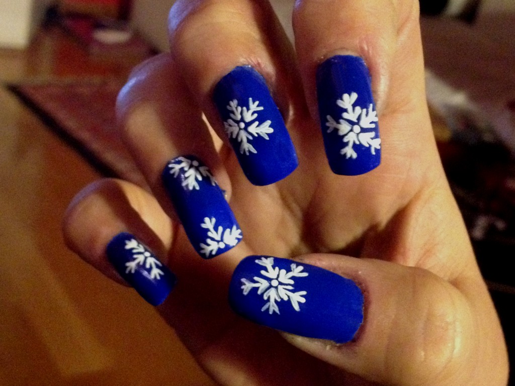 nailart nails nail art unghie decorazione polish smalto blu blue bianco white fiocco neve snow nieve pennello brush romyspace winter inverno freddo cold tutorial finale