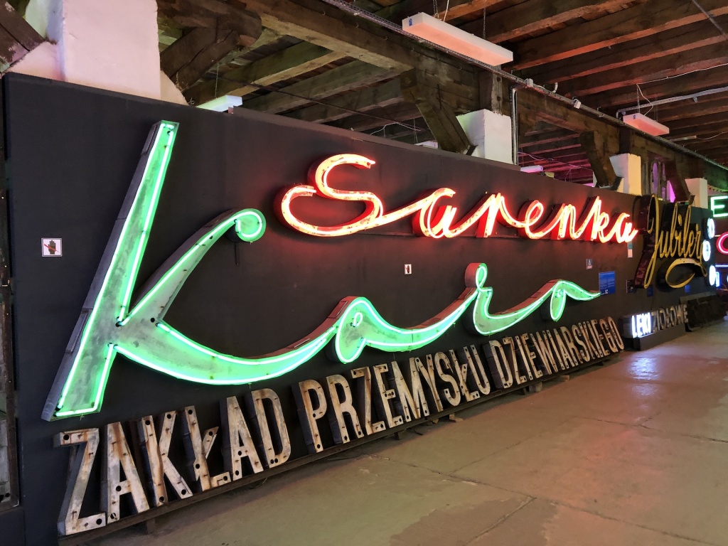 museo neon a varsavia