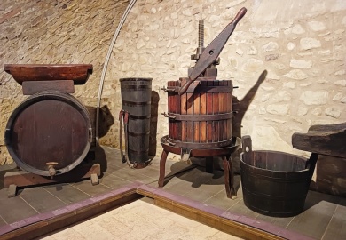 strumenti per la pigiatura dell'uva, come il torchio al museo del vino sala baganza parma