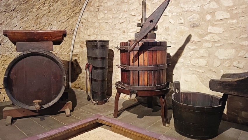 strumenti per la pigiatura dell'uva, come il torchio al museo del vino sala baganza parma
