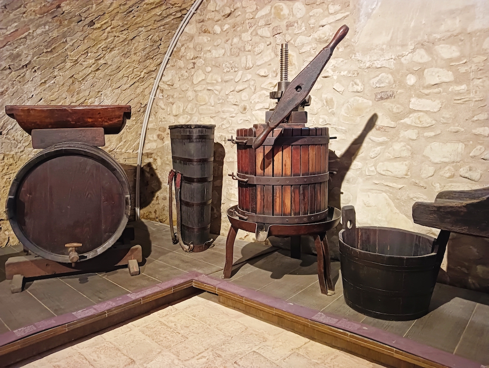 strumenti per la pigiatura dell'uva, come il torchio al museo del vino sala baganza parma