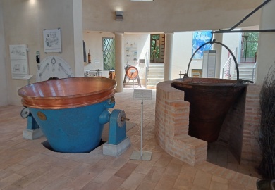 visita al museo del parmigiano reggiano a soragna parma vasche per la cottura del parmigiano