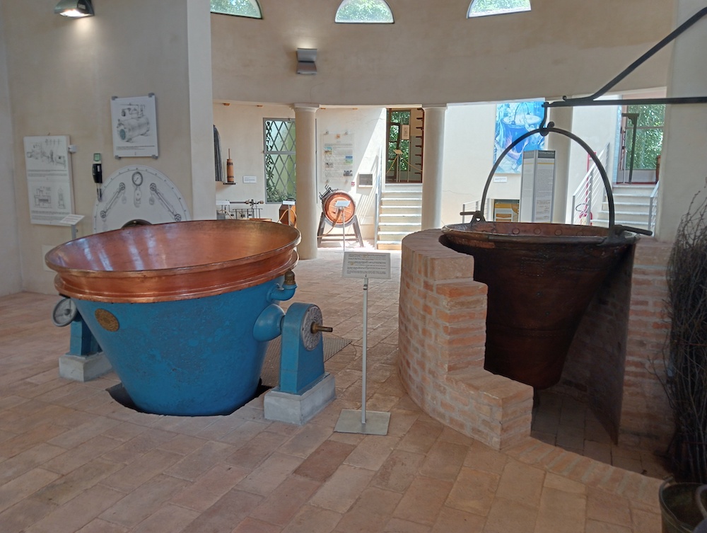 visita al museo del parmigiano reggiano a soragna parma vasche per la cottura del parmigiano